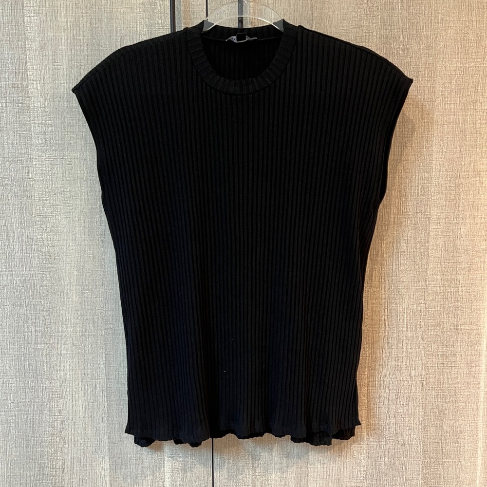 Med ribbed dolman sleeve black top.